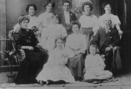 1910-Matilda-Tilly-Coke--her-10-children-and-James-Thorn-husband-Caniambo-Gowangardie