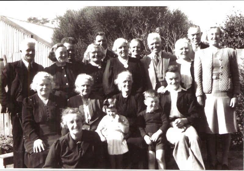 Tom-and-Ernest-White-family-after-mothers-funeral-Broadford-194.jpg