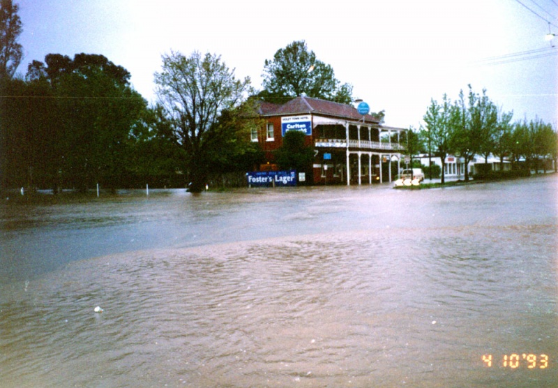 Honeysuckle Creek floods Violet Town