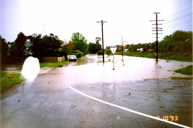 Honeysuckle Creek floods Violet Town