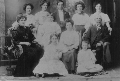 thorn family-James-Thorn-and-Augusta-Matilda-nee-Cole--1910-9-girls-and-1-boy-Caniambo-Gowangardie